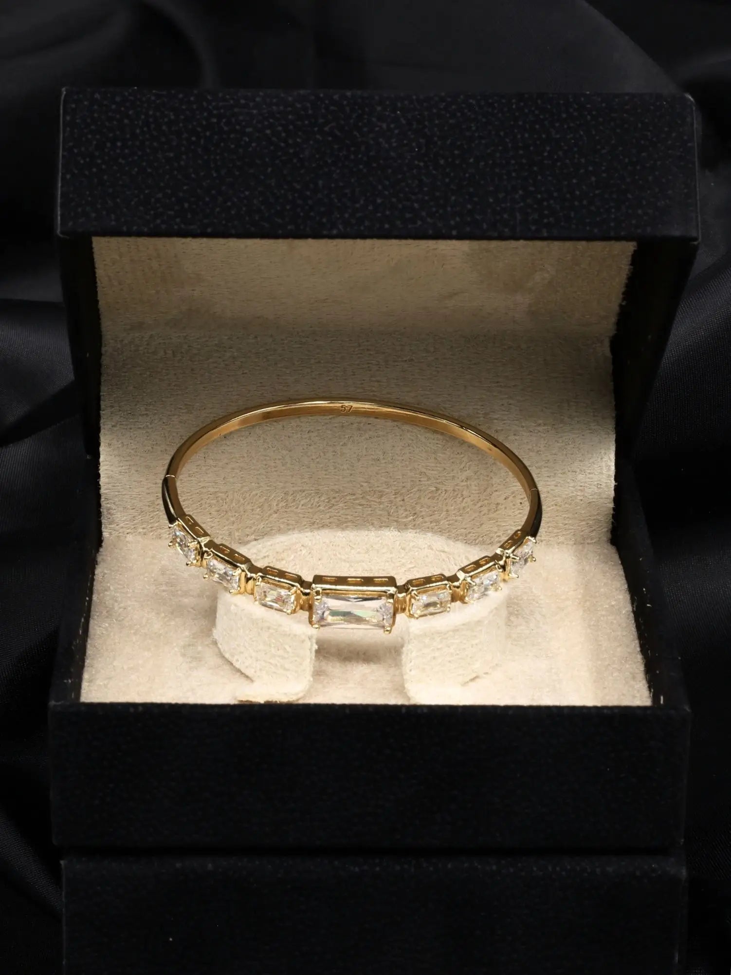 Baget Taş Detaylı Gold Çelik Kelepçe Bilezik