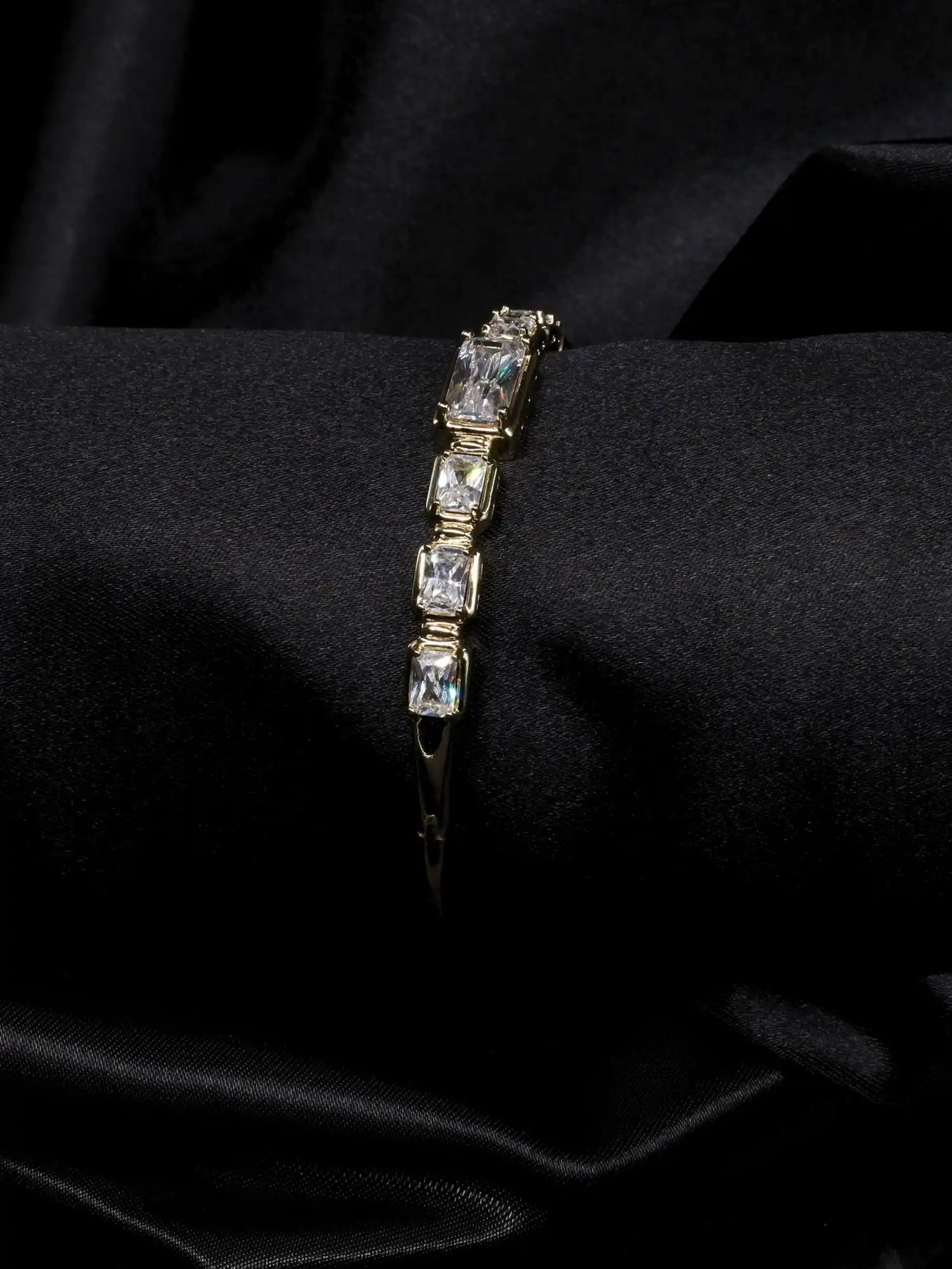 Baget Taş Detaylı Gold Çelik Kelepçe Bilezik