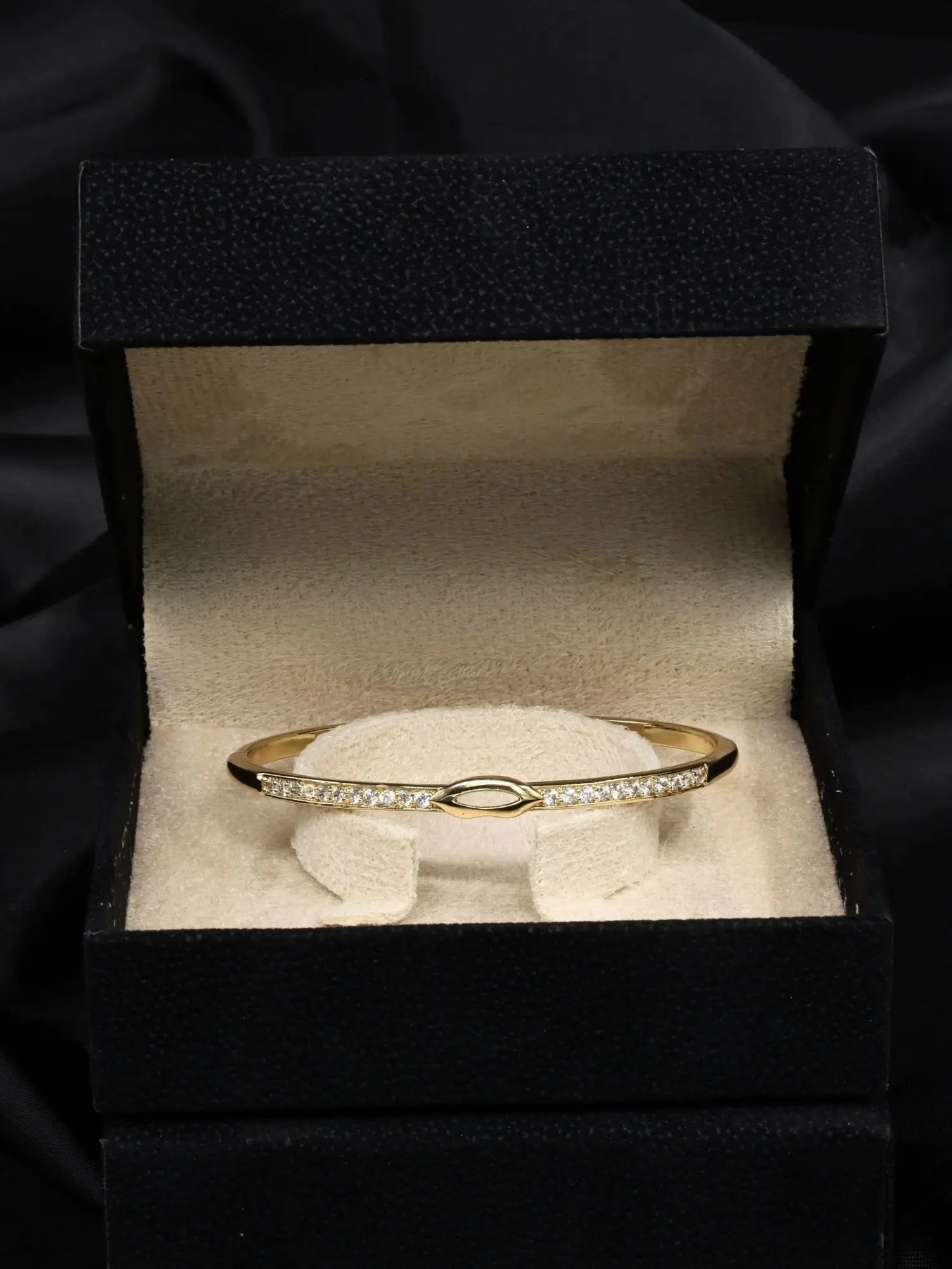 Zirkon Taşlı Dudak Detaylı Gold Kelepçe Bilezik