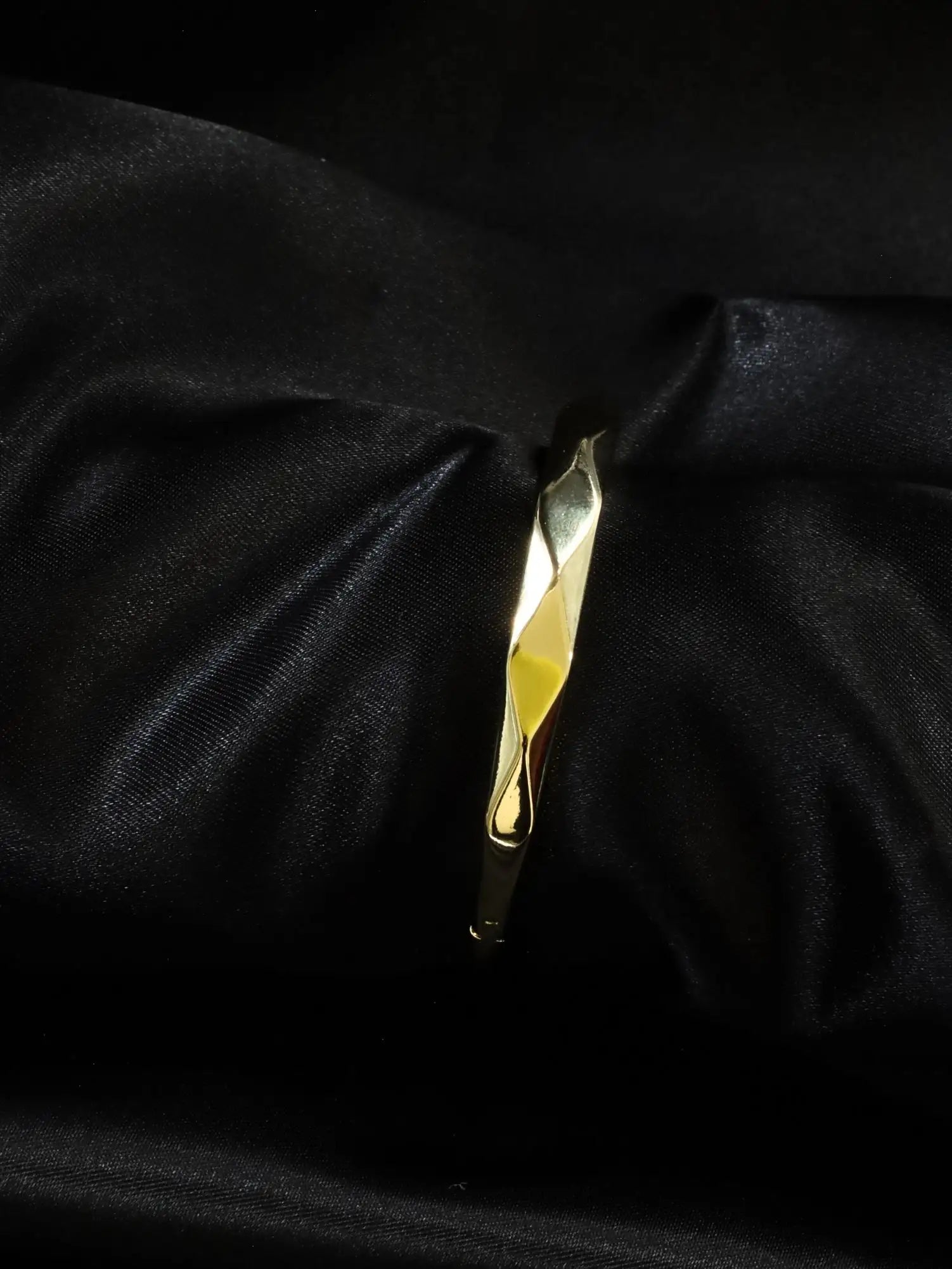 Geometrik Desenli Gold Kelepçe Bilezik