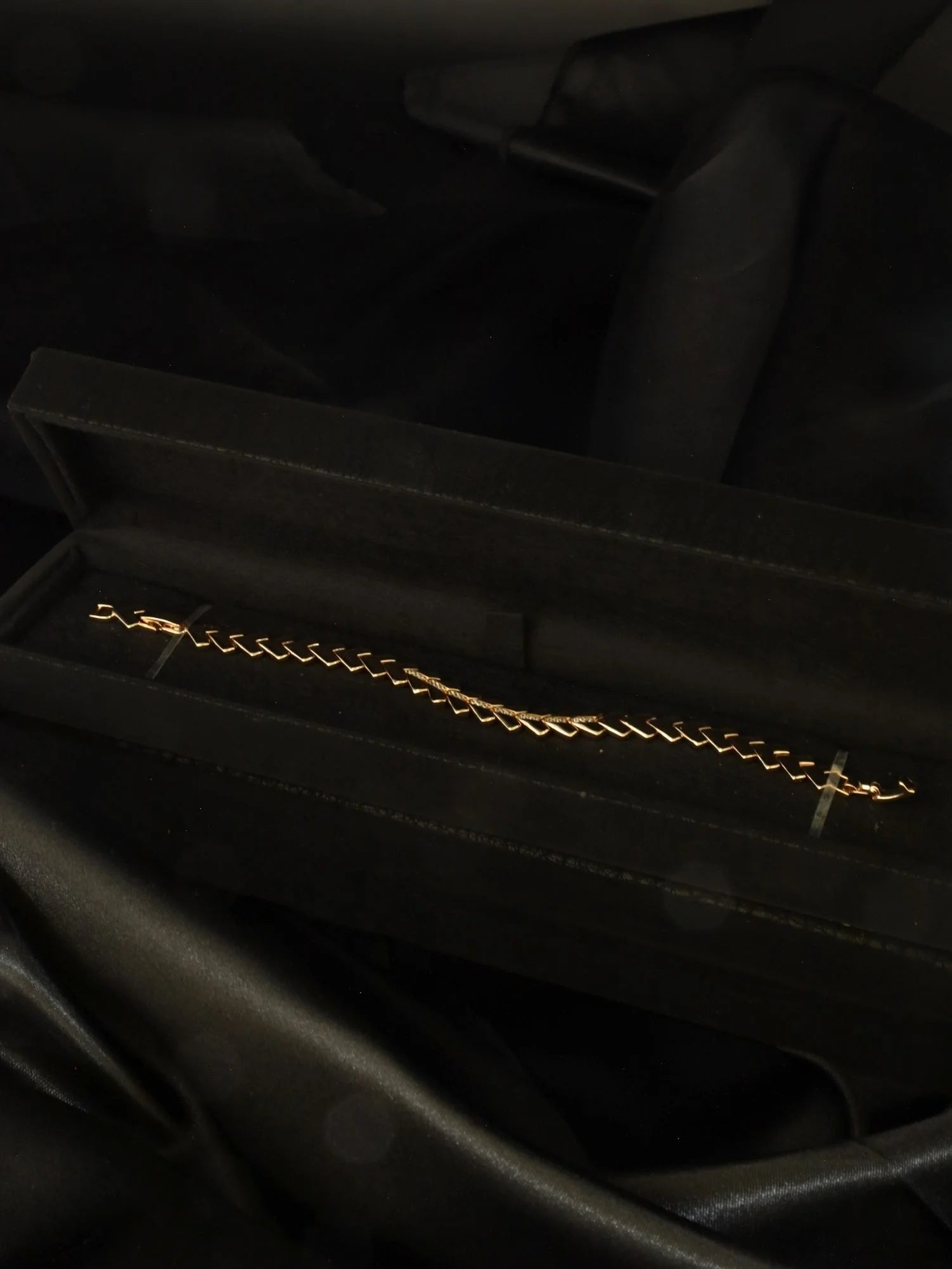 Taşlı V Desenli Premium Çelik Bileklik