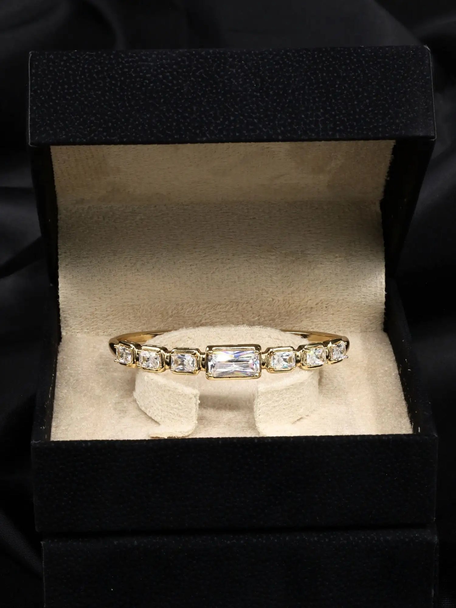 Zirkon Taşlı Dudak Detaylı Gold Kelepçe Bilezik