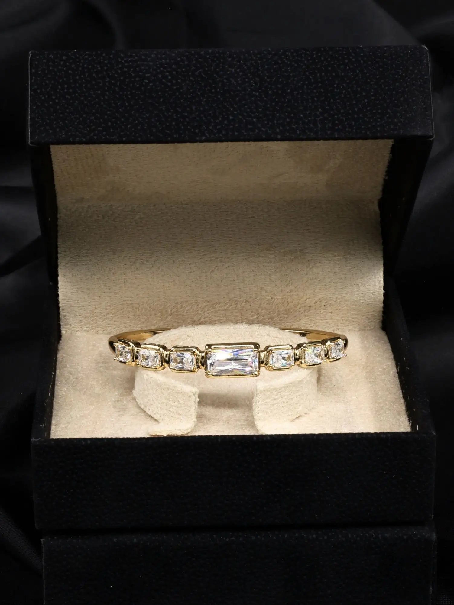 Zirkon Taşlı Dudak Detaylı Gold Kelepçe Bilezik