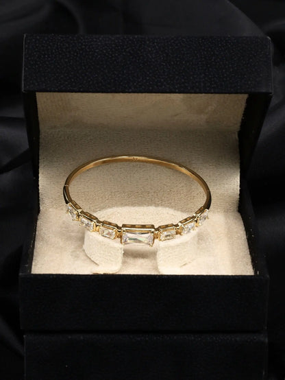 Baget Taş Detaylı Gold Çelik Kelepçe Bilezik