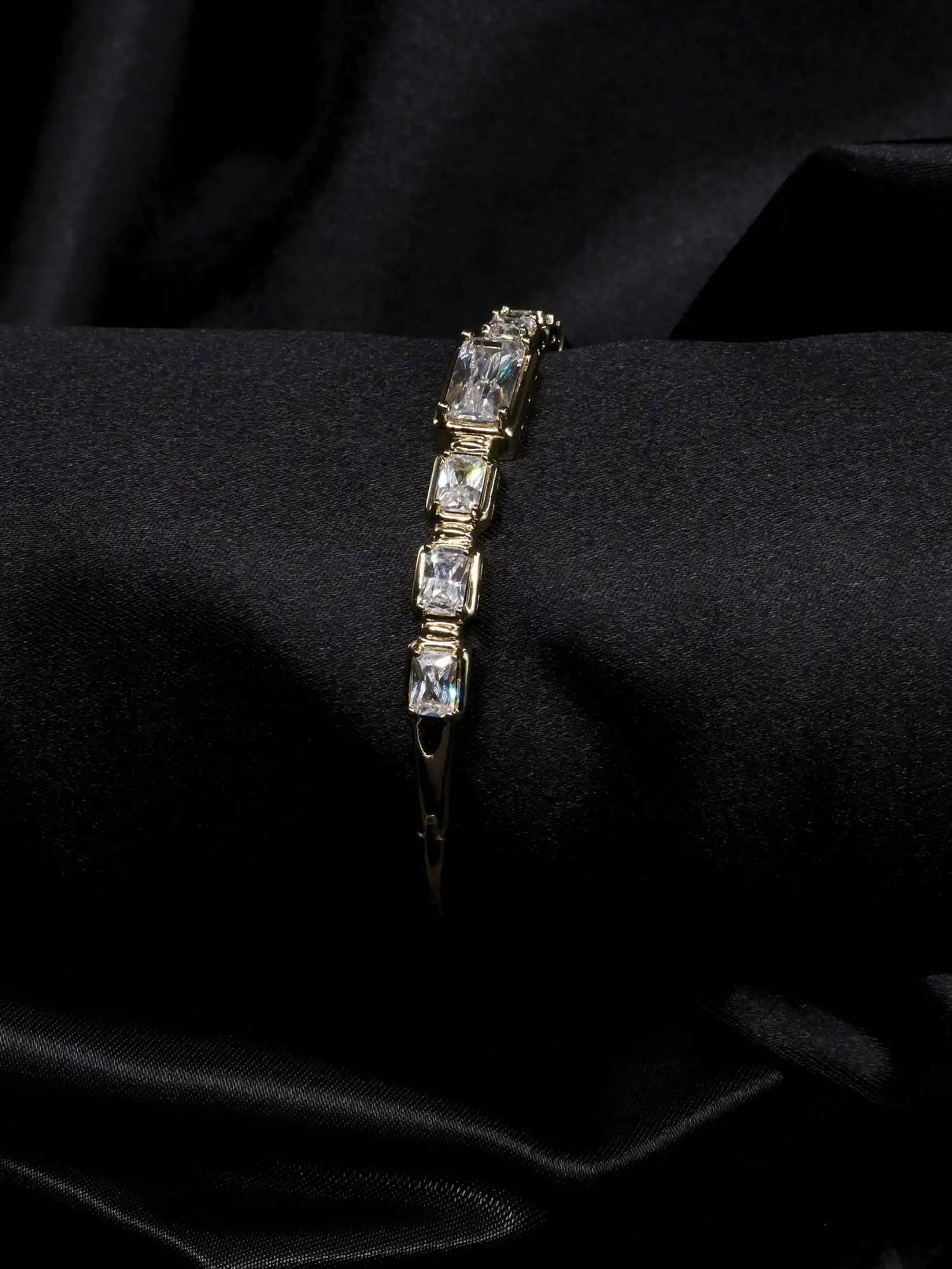 Baget Taş Detaylı Gold Çelik Kelepçe Bilezik