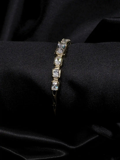 Baget Taş Detaylı Gold Çelik Kelepçe Bilezik