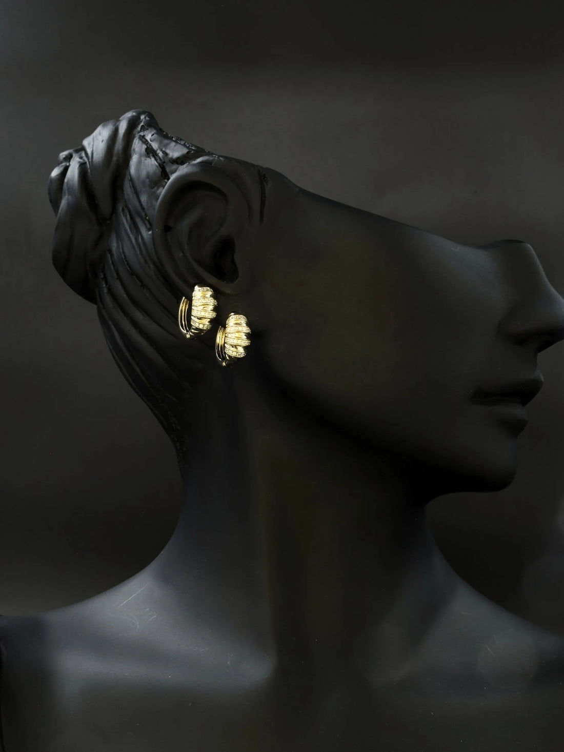 Bombeli Çizgili Taş Süslemeli Gold Çelik Küpe