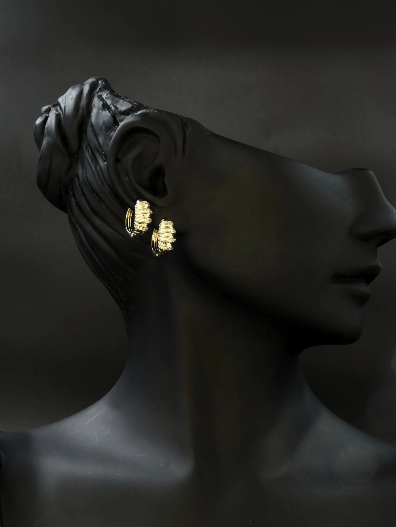 Bombeli Çizgili Taş Süslemeli Gold Çelik Küpe