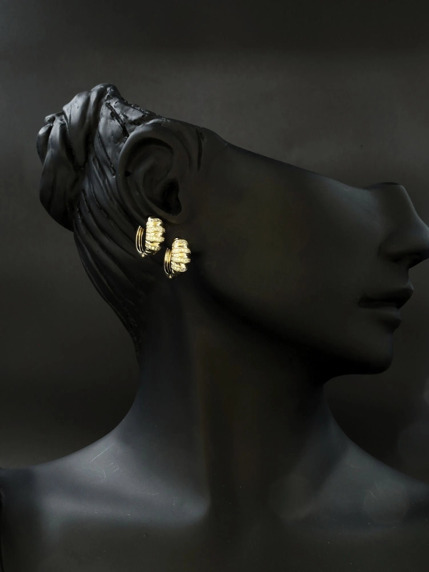 Bombeli Çizgili Taş Süslemeli Gold Çelik Küpe