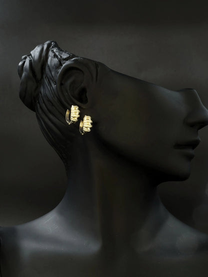 Bombeli Çizgili Taş Süslemeli Gold Çelik Küpe