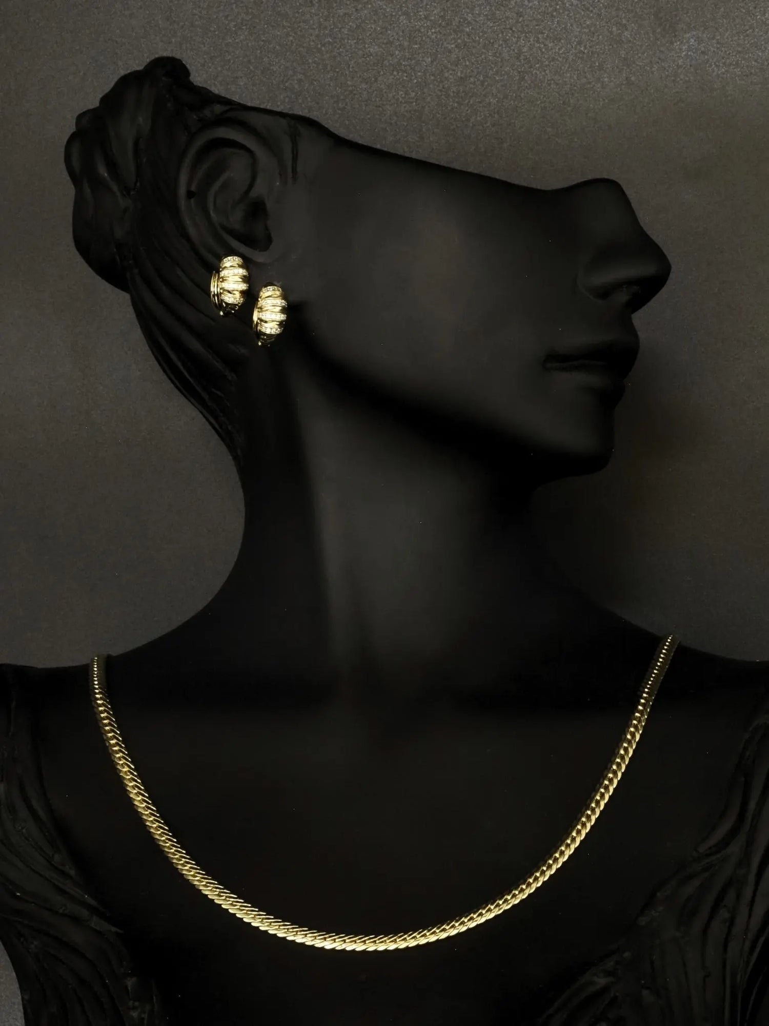 Bombeli Çizgili Taş Süslemeli Gold Çelik Küpe