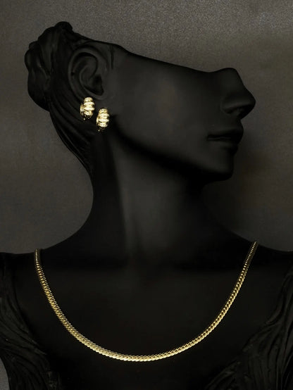 Bombeli Çizgili Taş Süslemeli Gold Çelik Küpe