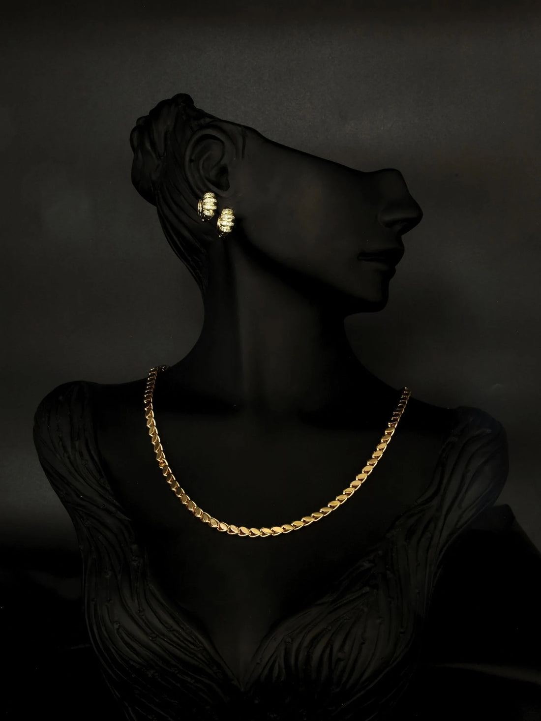 Bombeli Çizgili Taş Süslemeli Gold Çelik Küpe