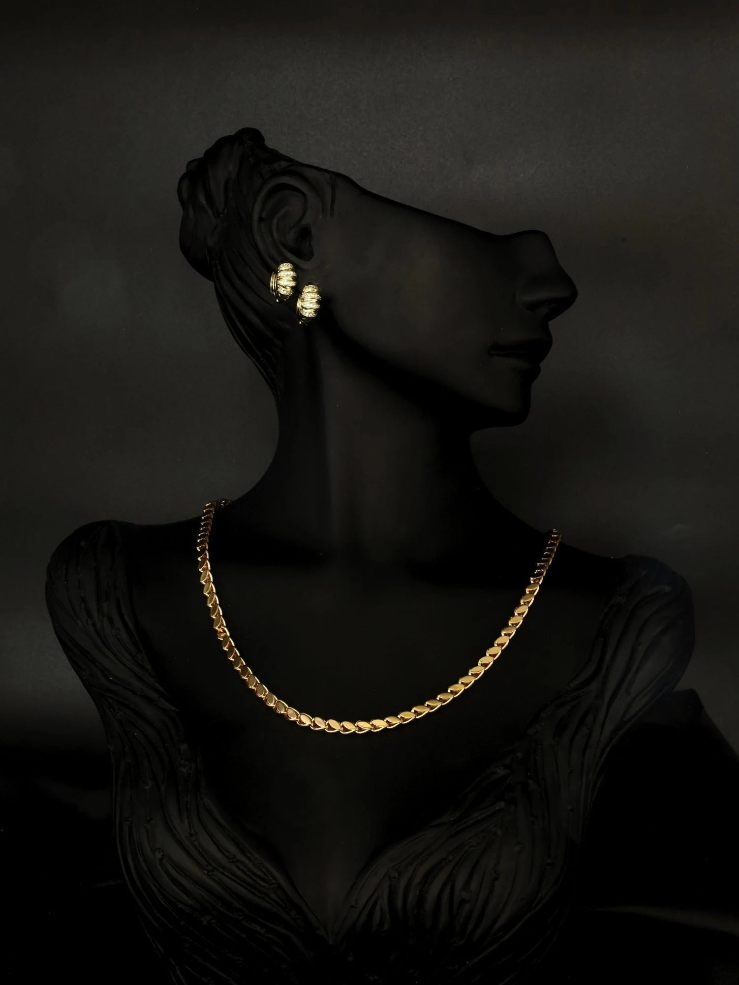 Bombeli Çizgili Taş Süslemeli Gold Çelik Küpe