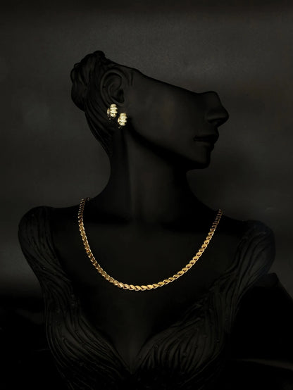 Bombeli Çizgili Taş Süslemeli Gold Çelik Küpe