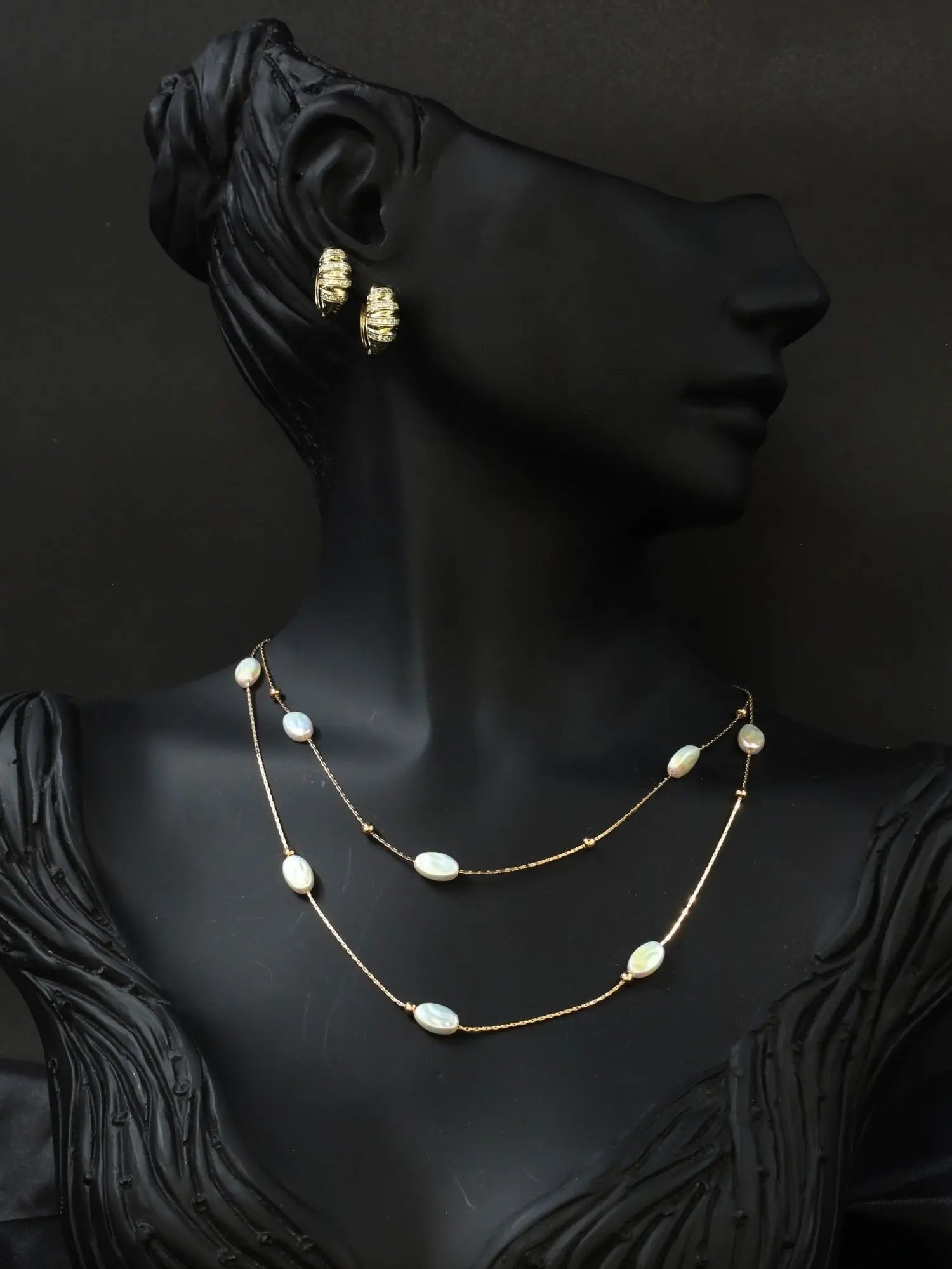 Bombeli Çizgili Taş Süslemeli Gold Çelik Küpe