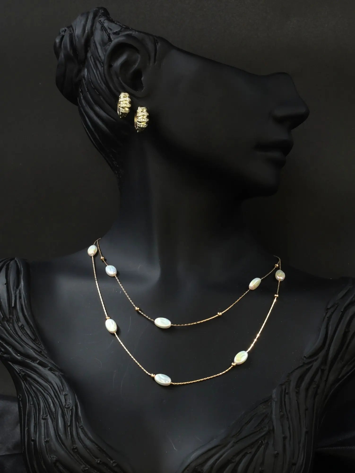 Bombeli Çizgili Taş Süslemeli Gold Çelik Küpe