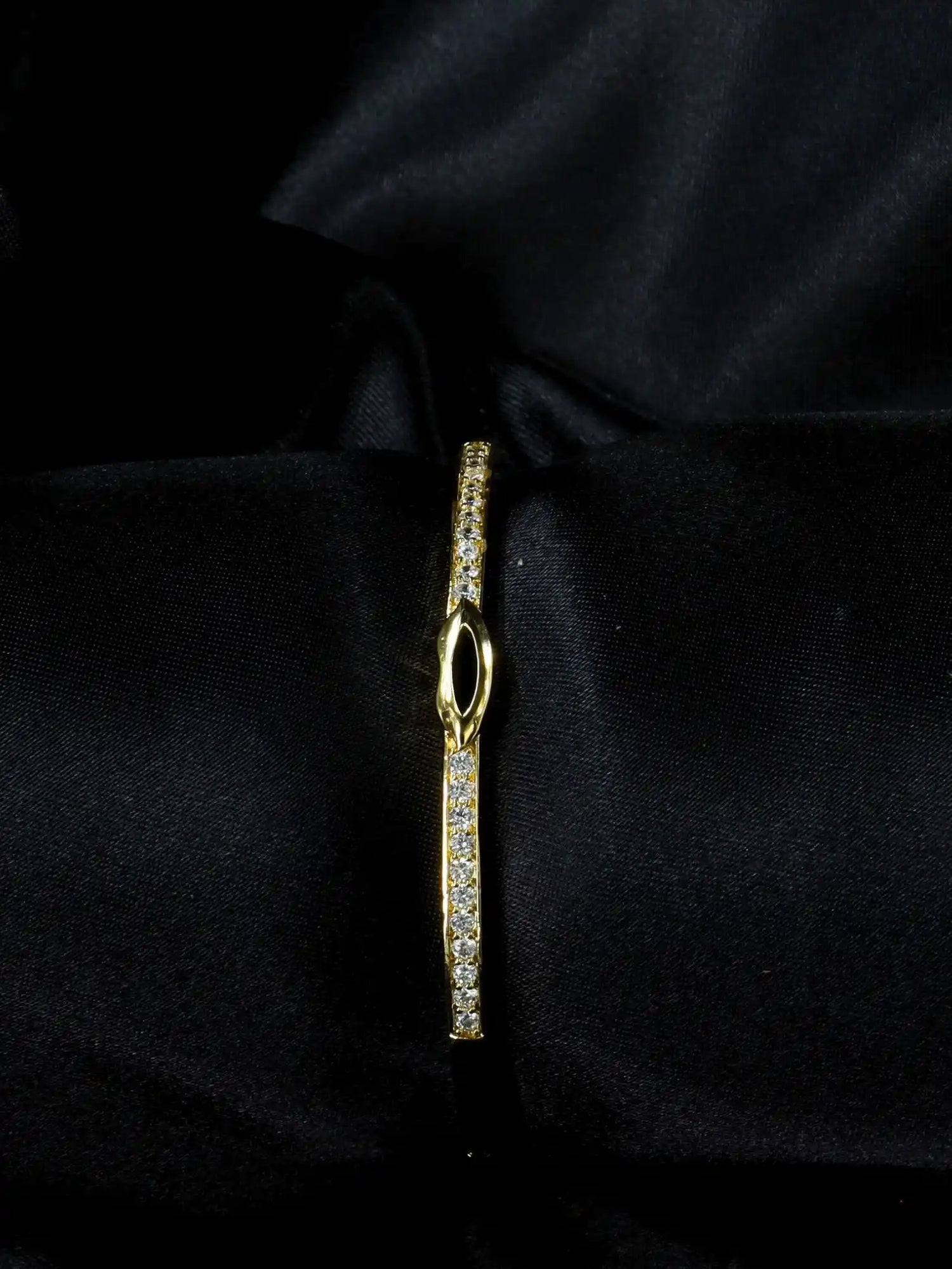 Zirkon Taşlı Dudak Detaylı Gold Kelepçe Bilezik