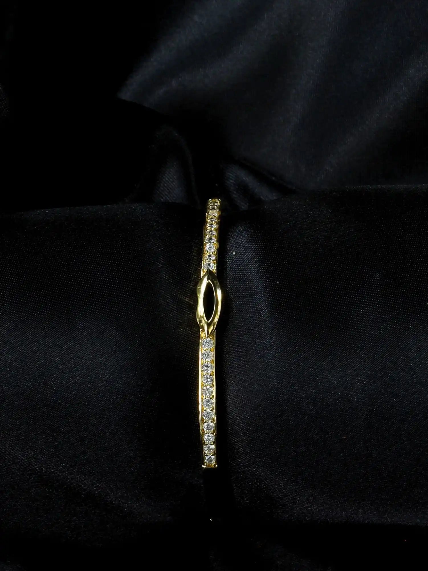 Zirkon Taşlı Dudak Detaylı Gold Kelepçe Bilezik