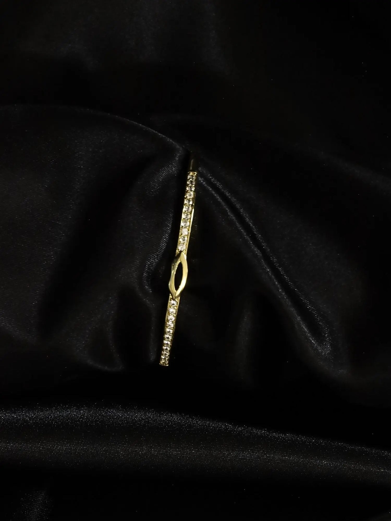 Zirkon Taşlı Dudak Detaylı Gold Kelepçe Bilezik