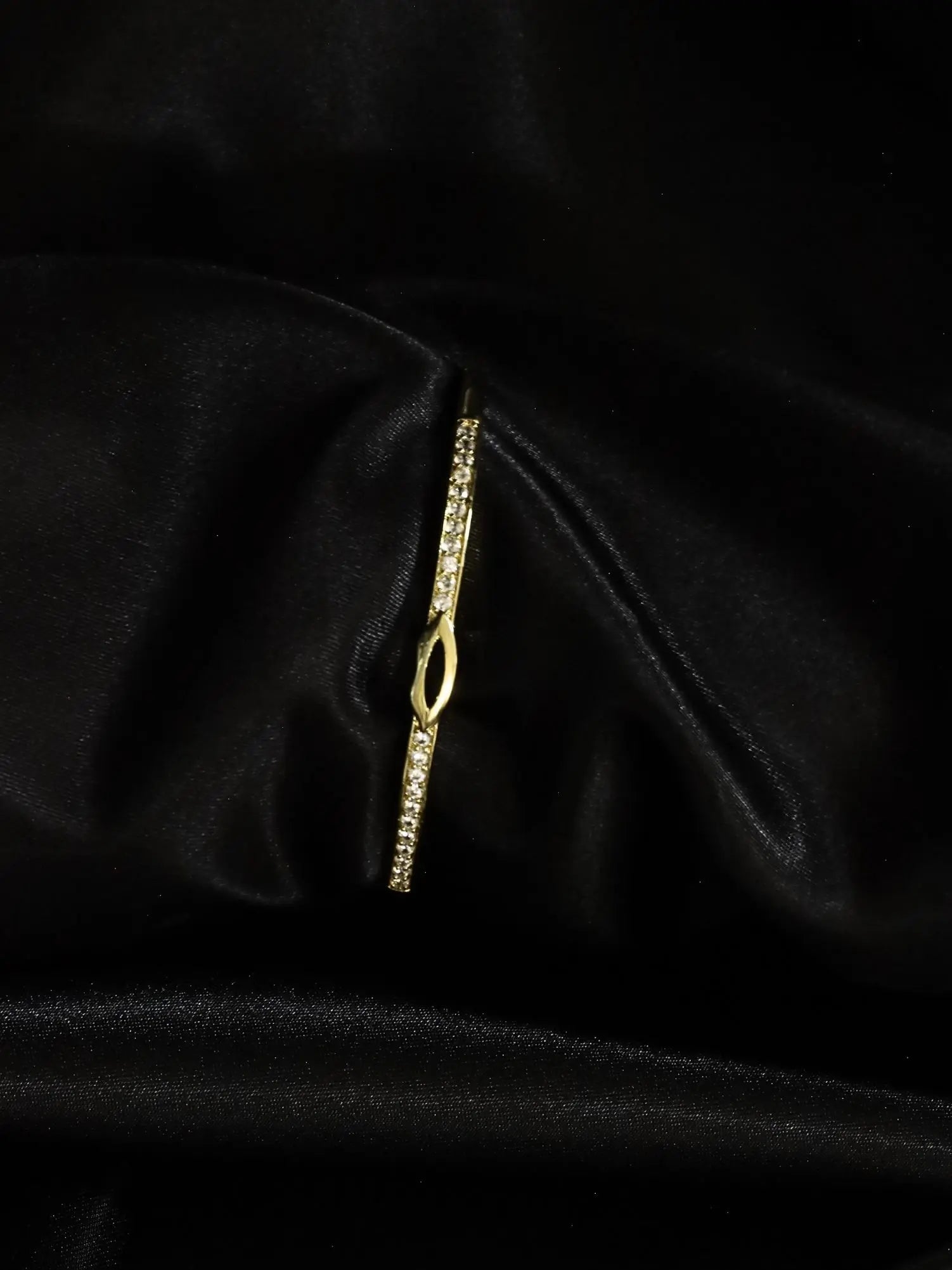 Zirkon Taşlı Dudak Detaylı Gold Kelepçe Bilezik