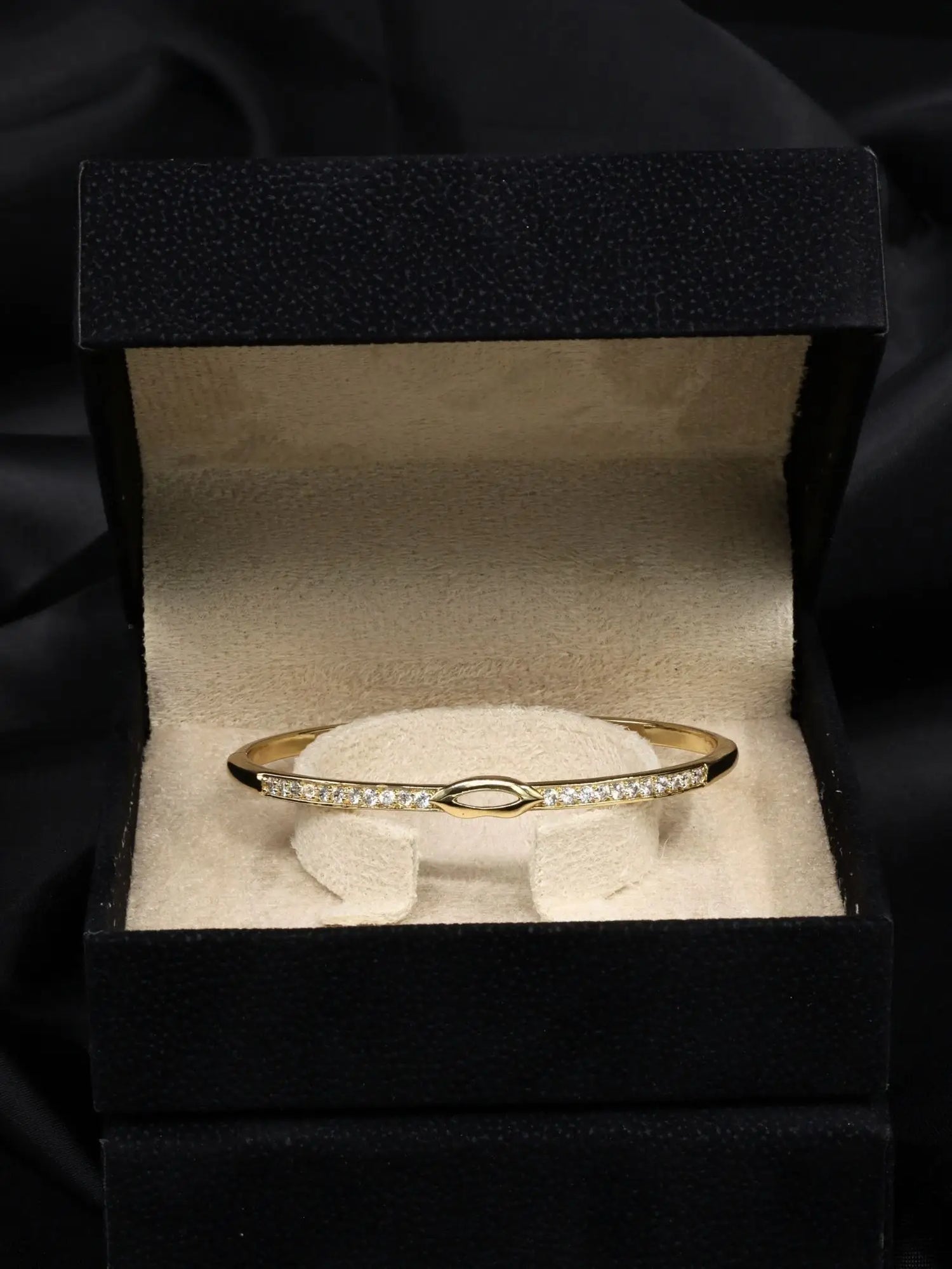 Zirkon Taşlı Dudak Detaylı Gold Kelepçe Bilezik