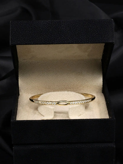 Zirkon Taşlı Dudak Detaylı Gold Kelepçe Bilezik