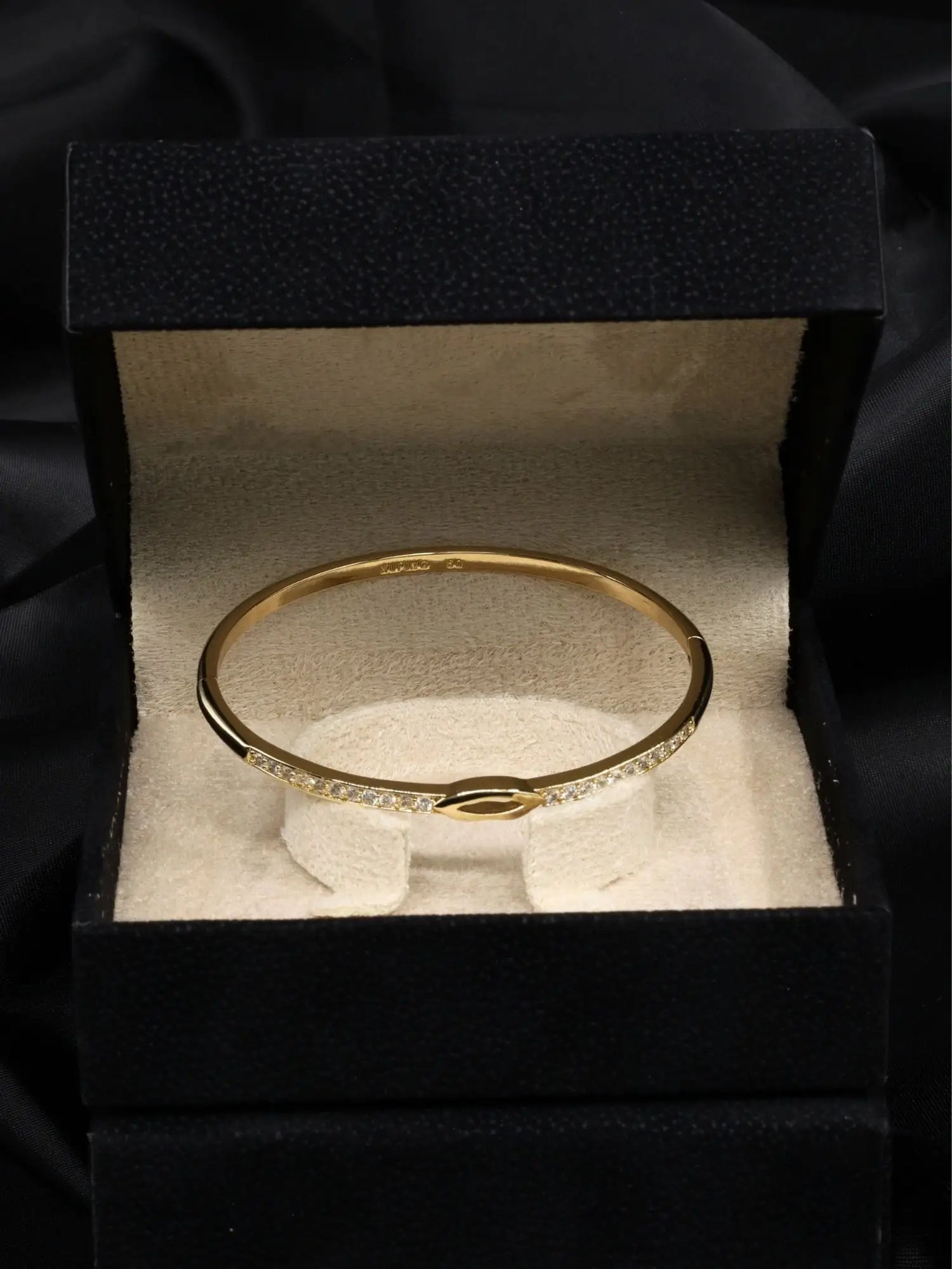 Zirkon Taşlı Dudak Detaylı Gold Kelepçe Bilezik