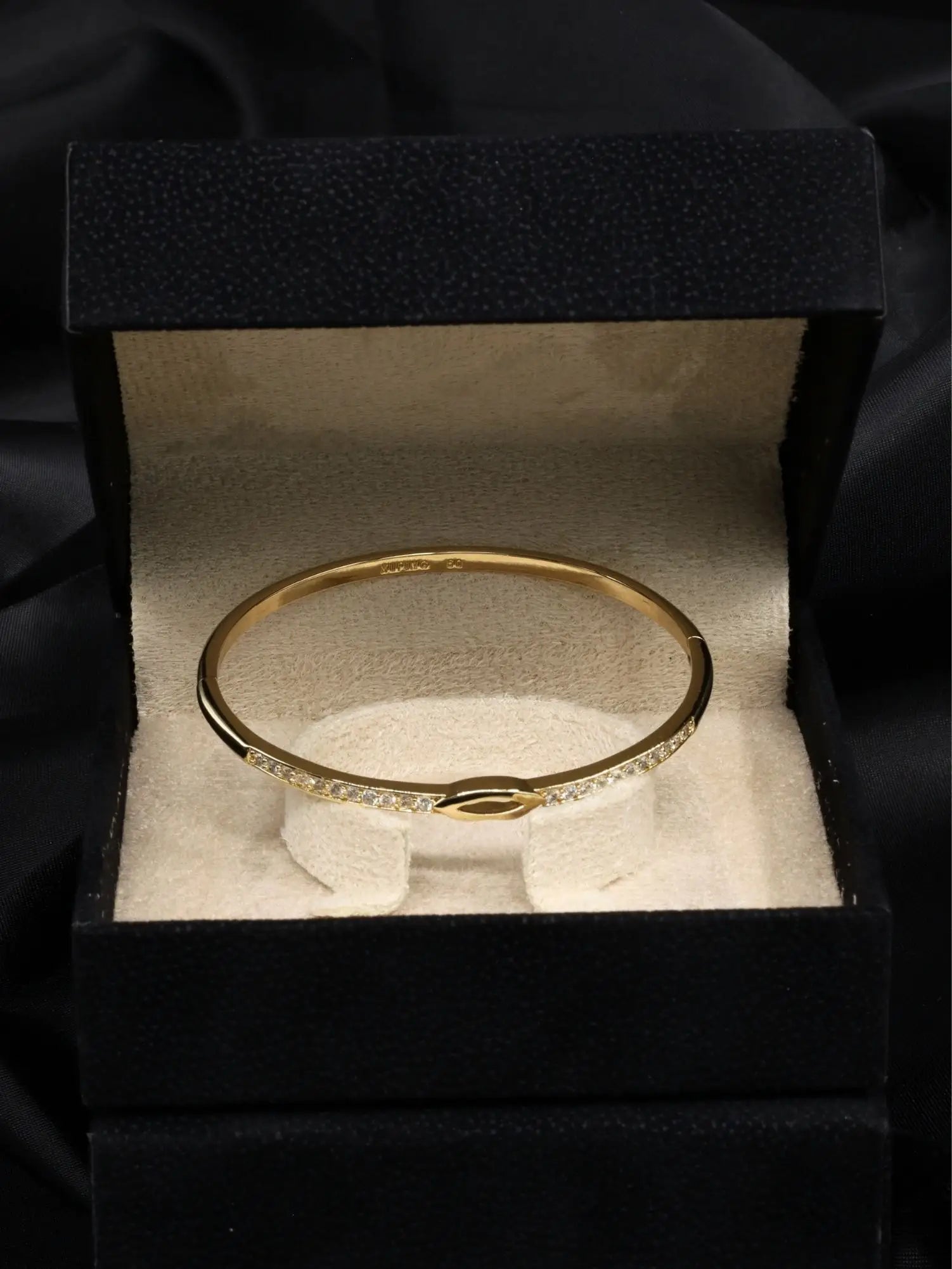 Zirkon Taşlı Dudak Detaylı Gold Kelepçe Bilezik