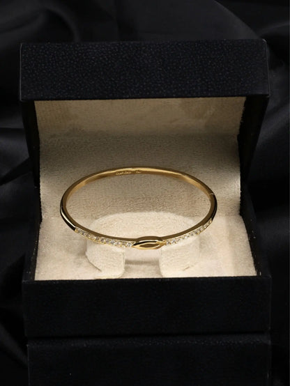 Zirkon Taşlı Dudak Detaylı Gold Kelepçe Bilezik