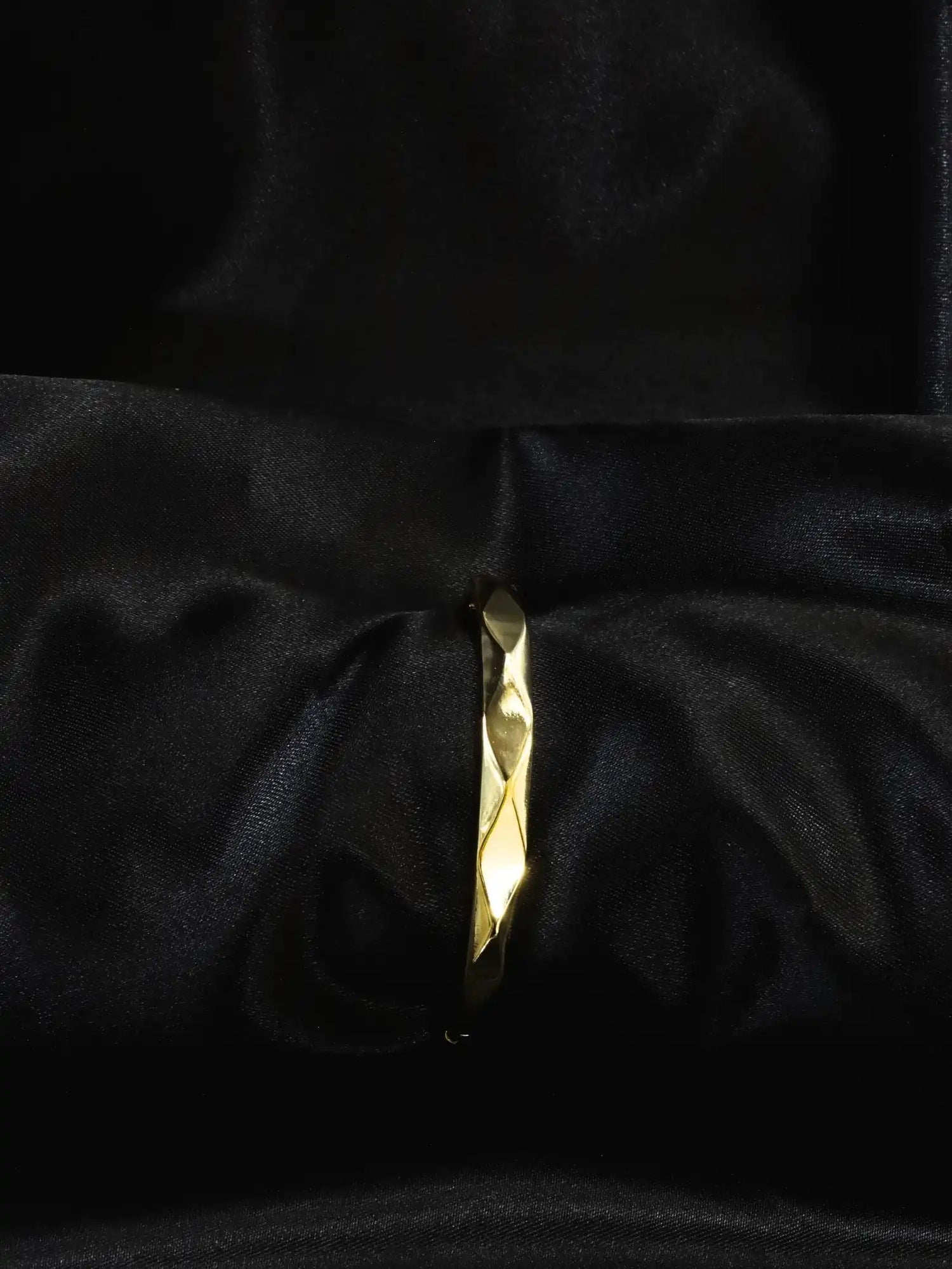 Geometrik Desenli Gold Kelepçe Bilezik