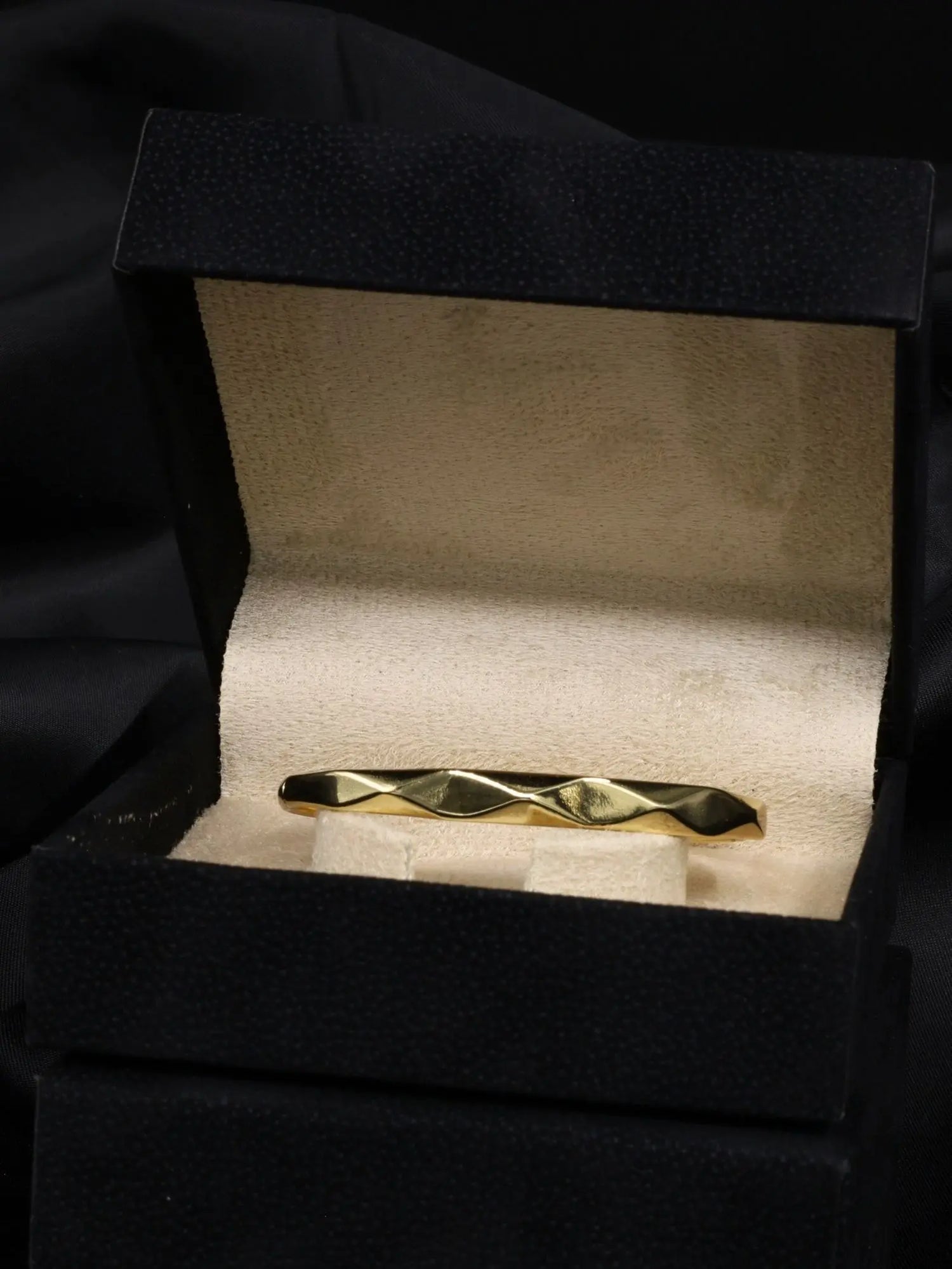 Geometrik Desenli Gold Kelepçe Bilezik