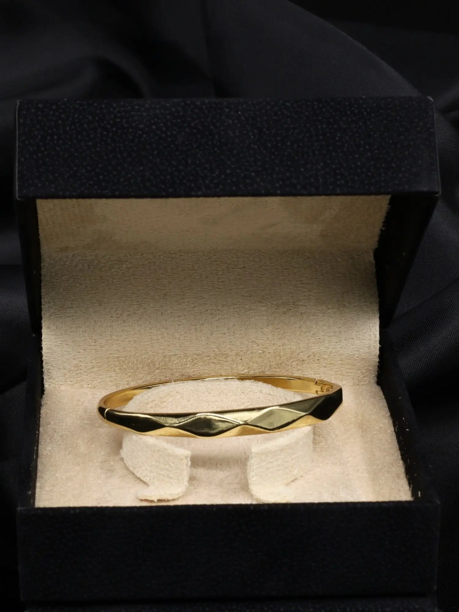 Geometrik Desenli Gold Kelepçe Bilezik