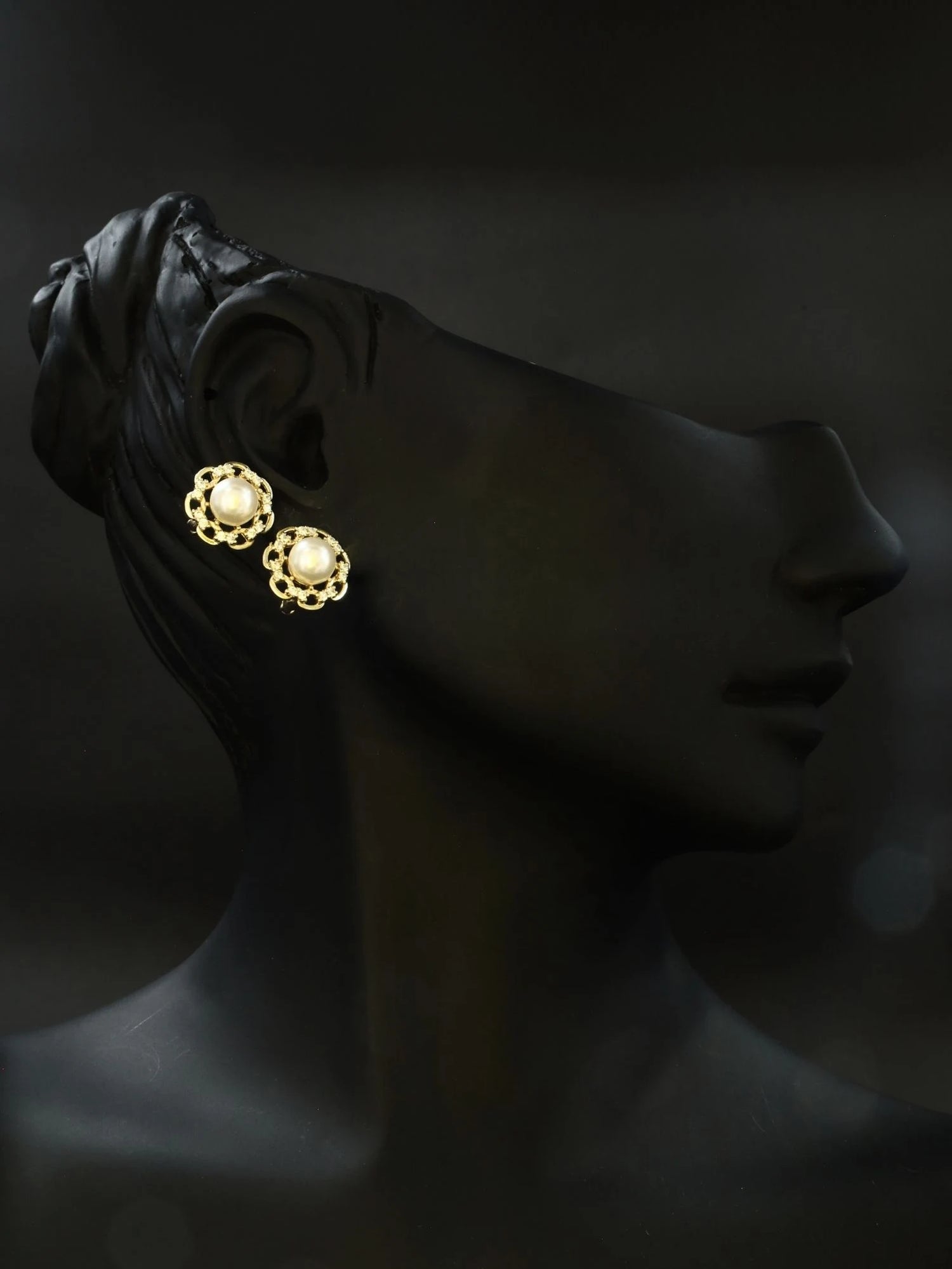 İnci ve Taş Detaylı Çiçek Görünüm Çelik Küpe