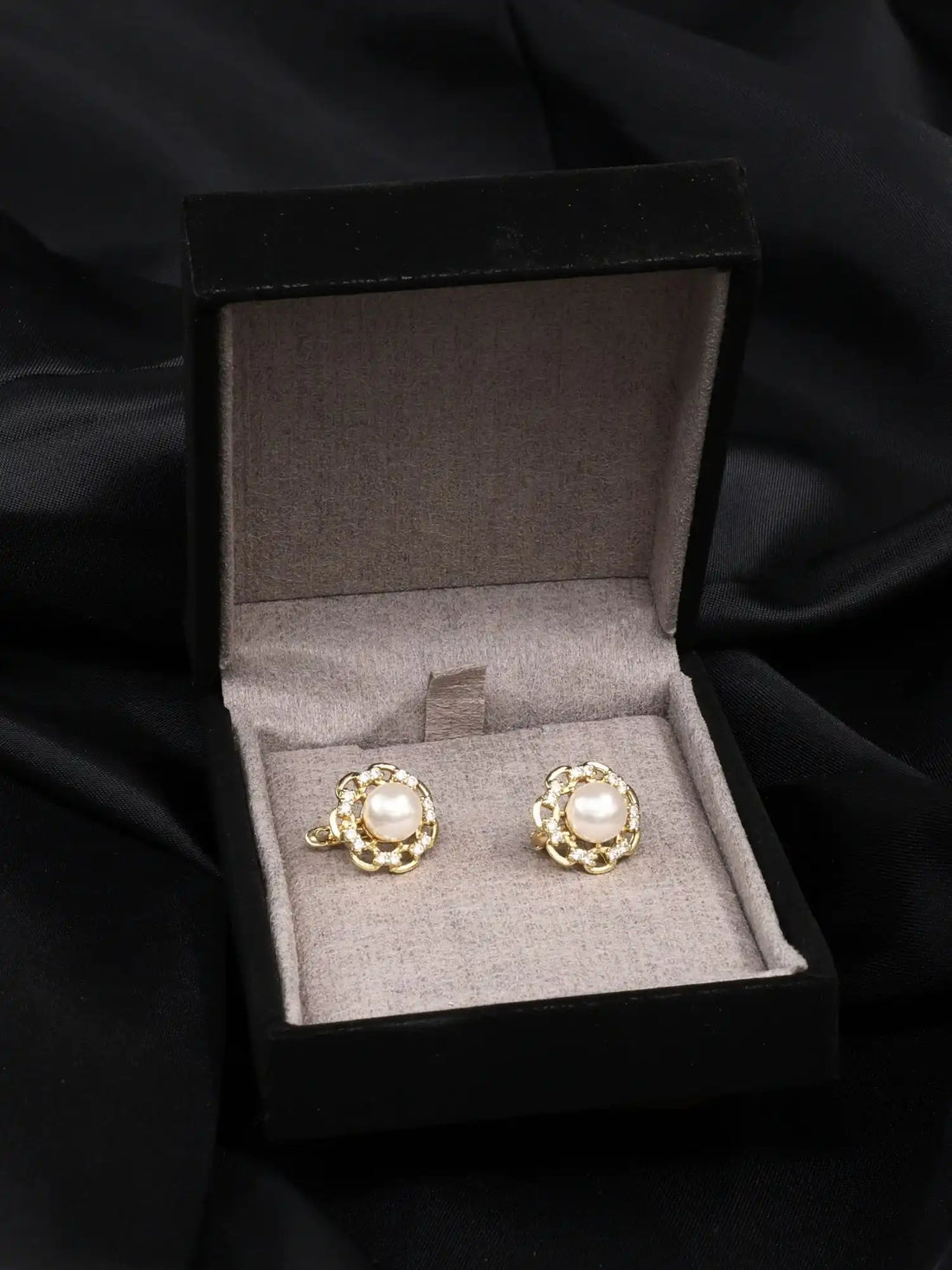 İnci ve Zirkon İşlemeli Kalp Çelik Küpe