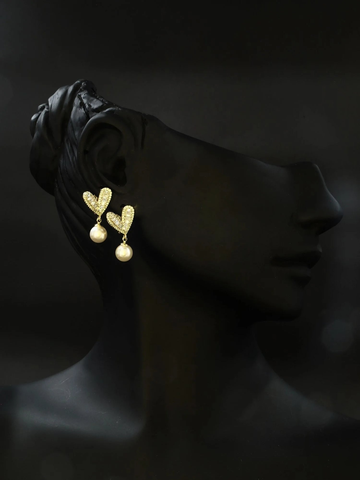 İnci ve Zirkon İşlemeli Kalp Çelik Küpe