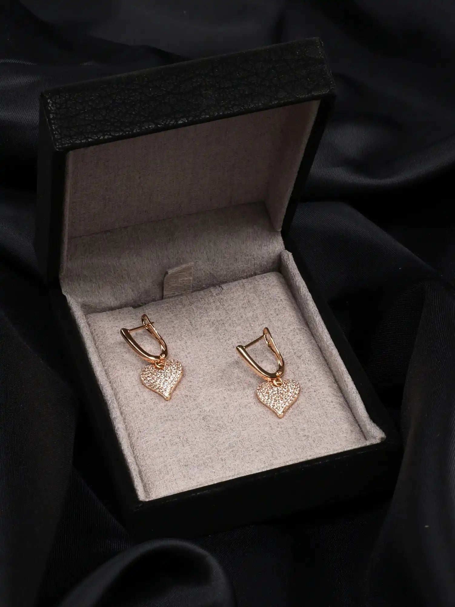 Işıltılı Taş Detaylı Kalp Sallantı Çelik Küpe