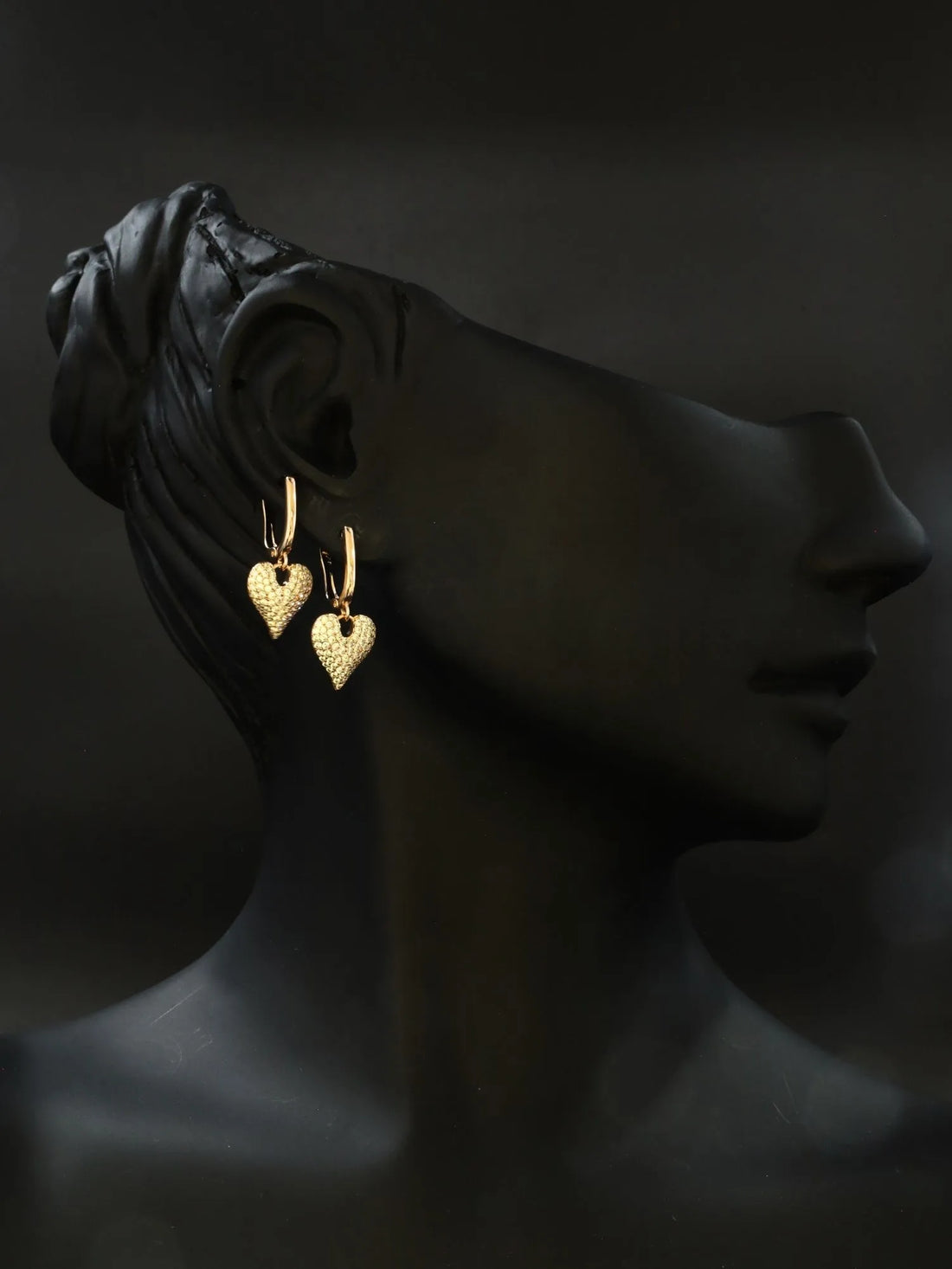 Işıltılı Taş Detaylı Kalp Sallantı Çelik Küpe