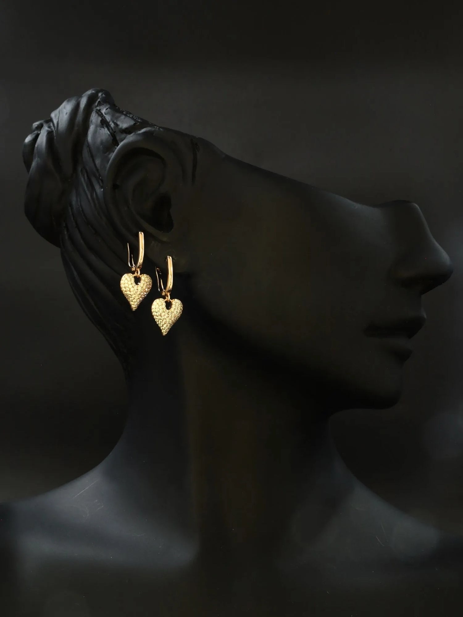 Işıltılı Taş Detaylı Kalp Sallantı Çelik Küpe