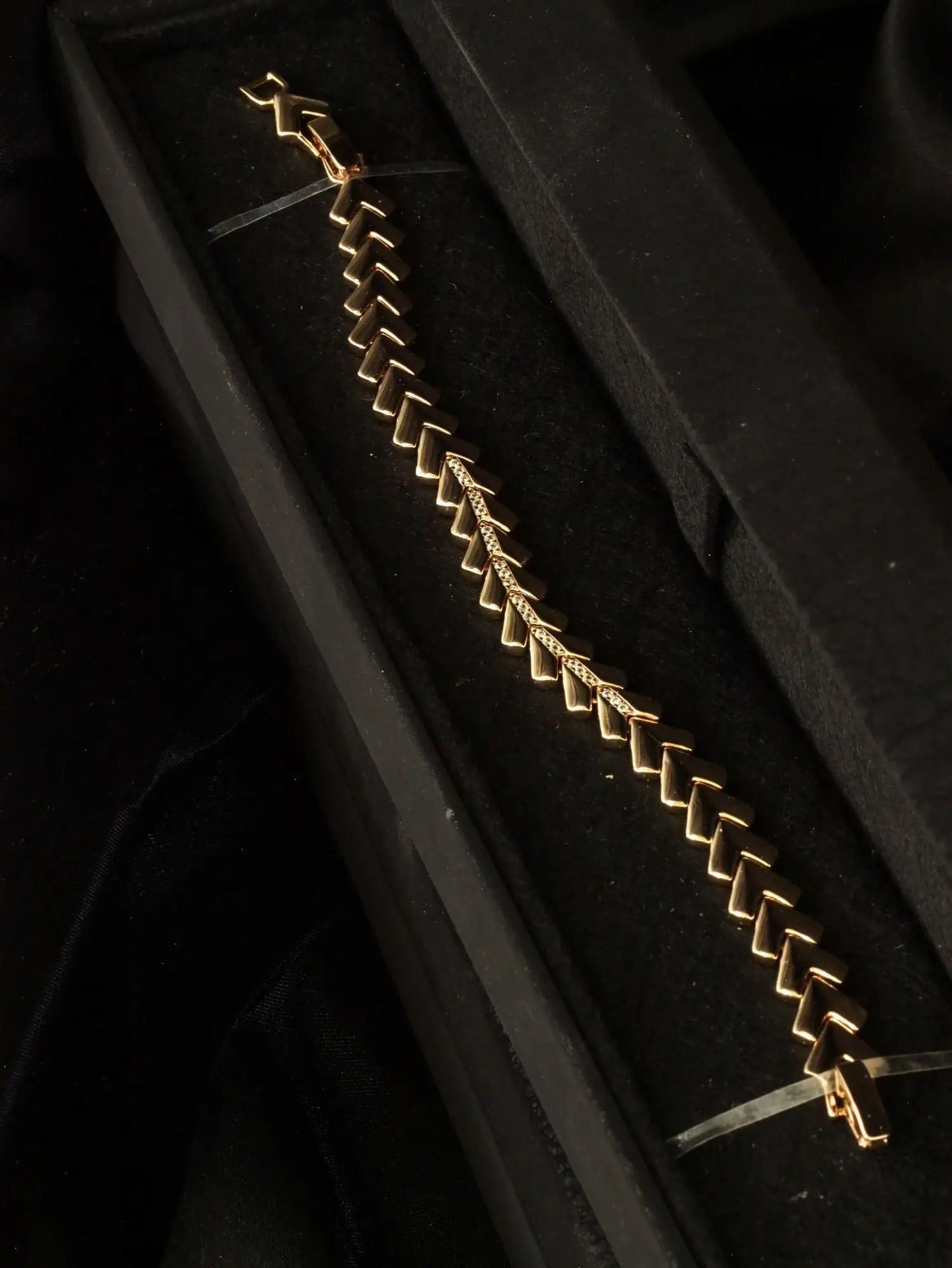 Taşlı V Desenli Premium Çelik Bileklik