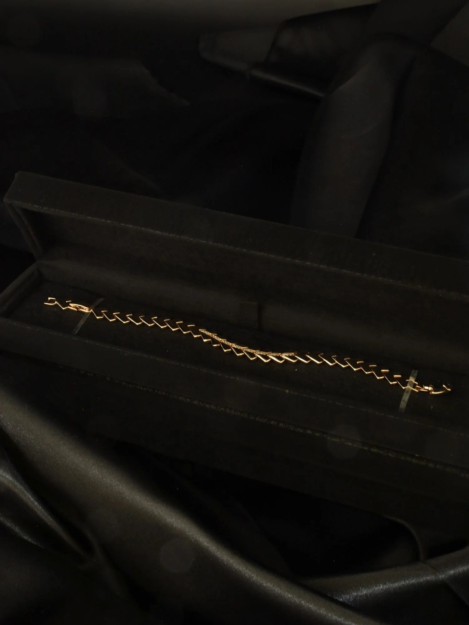 Taşlı V Desenli Premium Çelik Bileklik